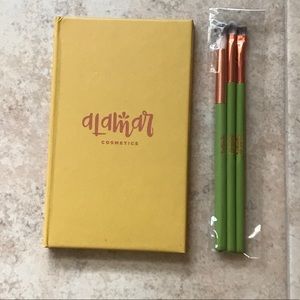 Alamar Cosmetics Eyeshadow Pallette and Brush Set
